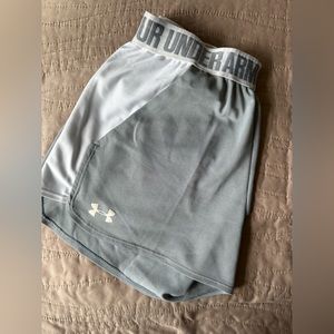 UNDER ARMOR Gray and white dolphin shorts